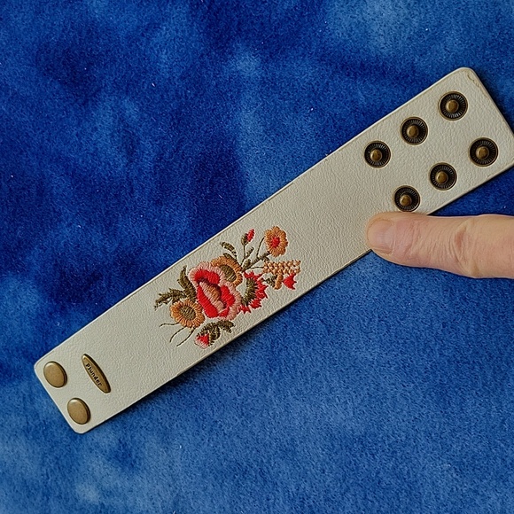 Plunder Design White Leather Look Bracelet with Embroidered Flowers - Picture 3 of 6